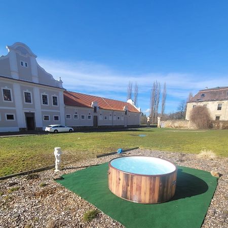 Chateau Moravany - Apartmany, Teepee A Wellness Ronow an der Doubrava Εξωτερικό φωτογραφία