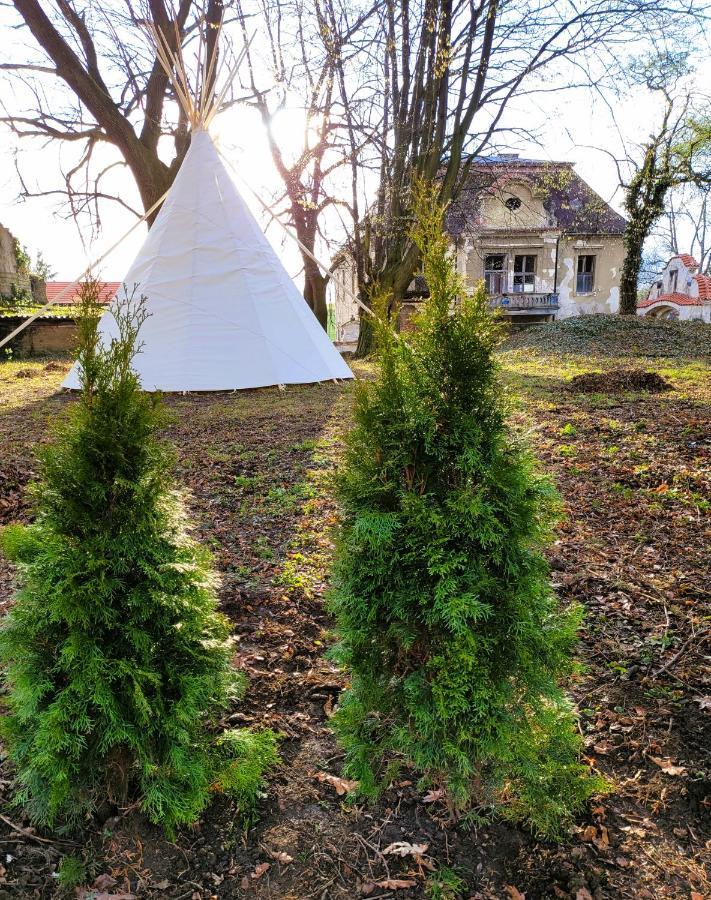 Chateau Moravany - Apartmany, Teepee A Wellness Ronow an der Doubrava Εξωτερικό φωτογραφία