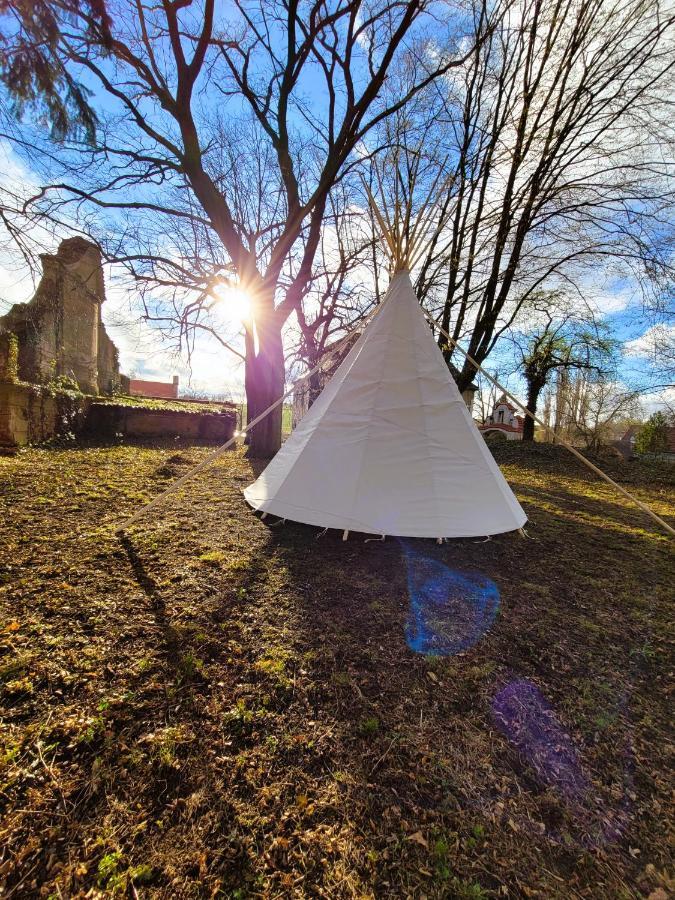 Chateau Moravany - Apartmany, Teepee A Wellness Ronow an der Doubrava Εξωτερικό φωτογραφία