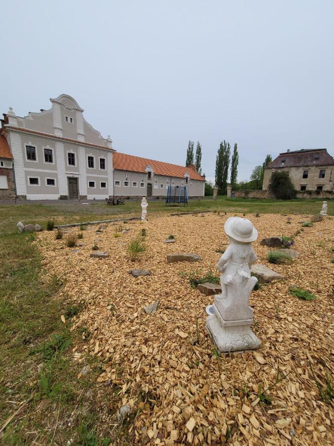 Chateau Moravany - Apartmany, Teepee A Wellness Ronow an der Doubrava Εξωτερικό φωτογραφία
