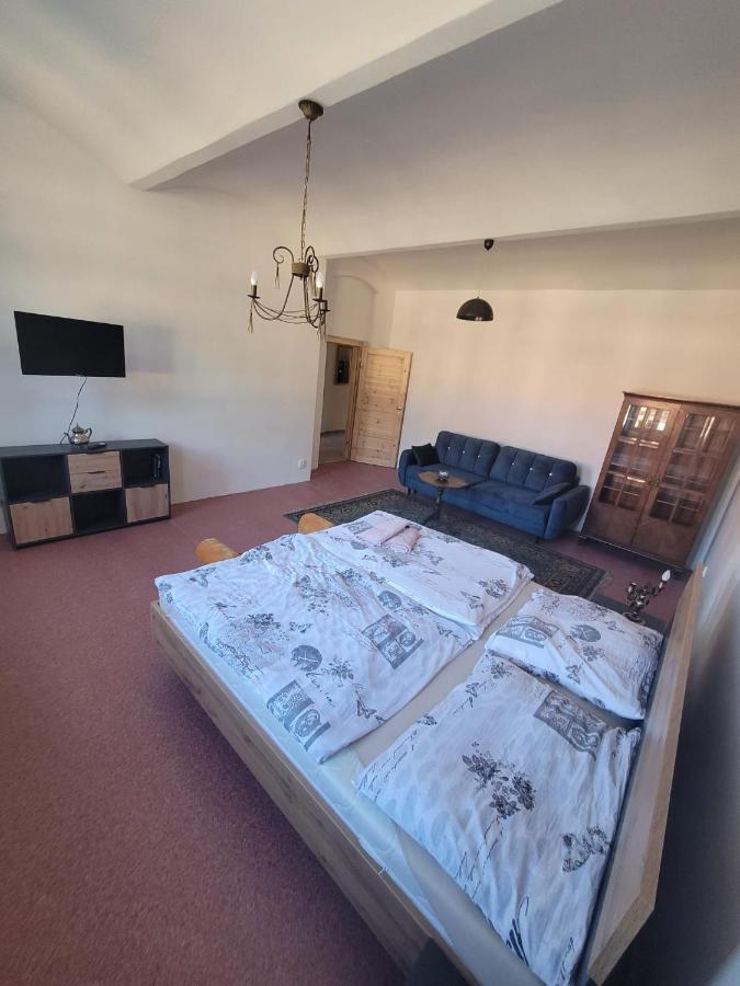 Chateau Moravany - Apartmany, Teepee A Wellness Ronow an der Doubrava Εξωτερικό φωτογραφία