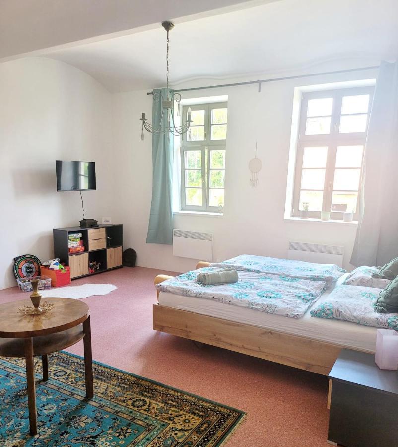 Chateau Moravany - Apartmany, Teepee A Wellness Ronow an der Doubrava Εξωτερικό φωτογραφία