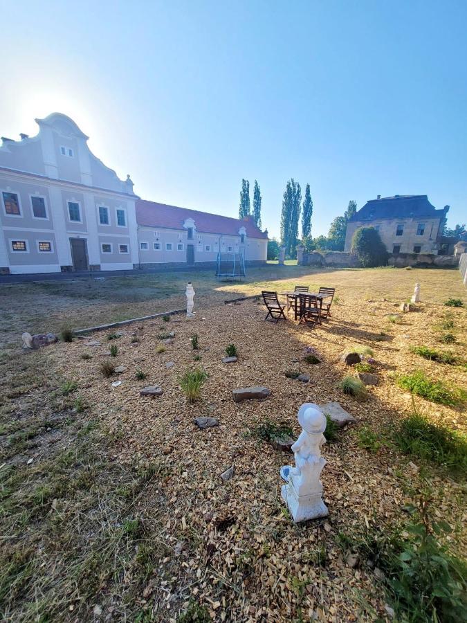 Chateau Moravany - Apartmany, Teepee A Wellness Ronow an der Doubrava Εξωτερικό φωτογραφία