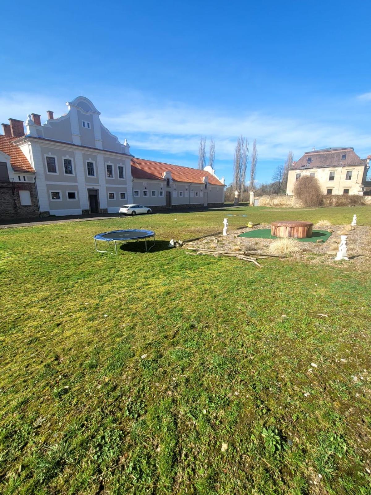 Chateau Moravany - Apartmany, Teepee A Wellness Ronow an der Doubrava Εξωτερικό φωτογραφία