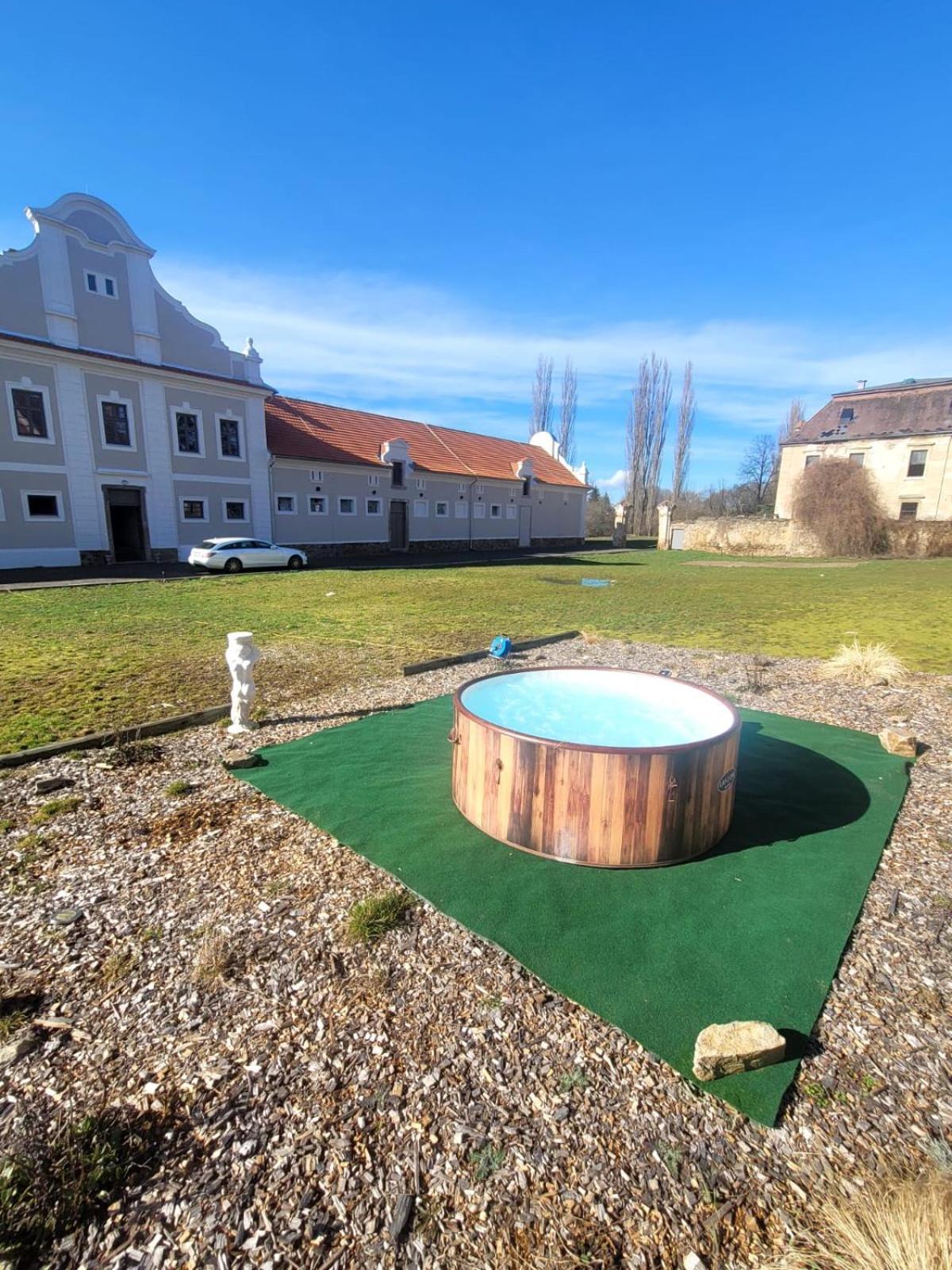Chateau Moravany - Apartmany, Teepee A Wellness Ronow an der Doubrava Εξωτερικό φωτογραφία
