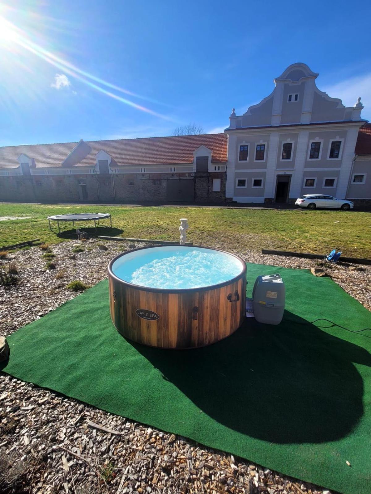 Chateau Moravany - Apartmany, Teepee A Wellness Ronow an der Doubrava Εξωτερικό φωτογραφία
