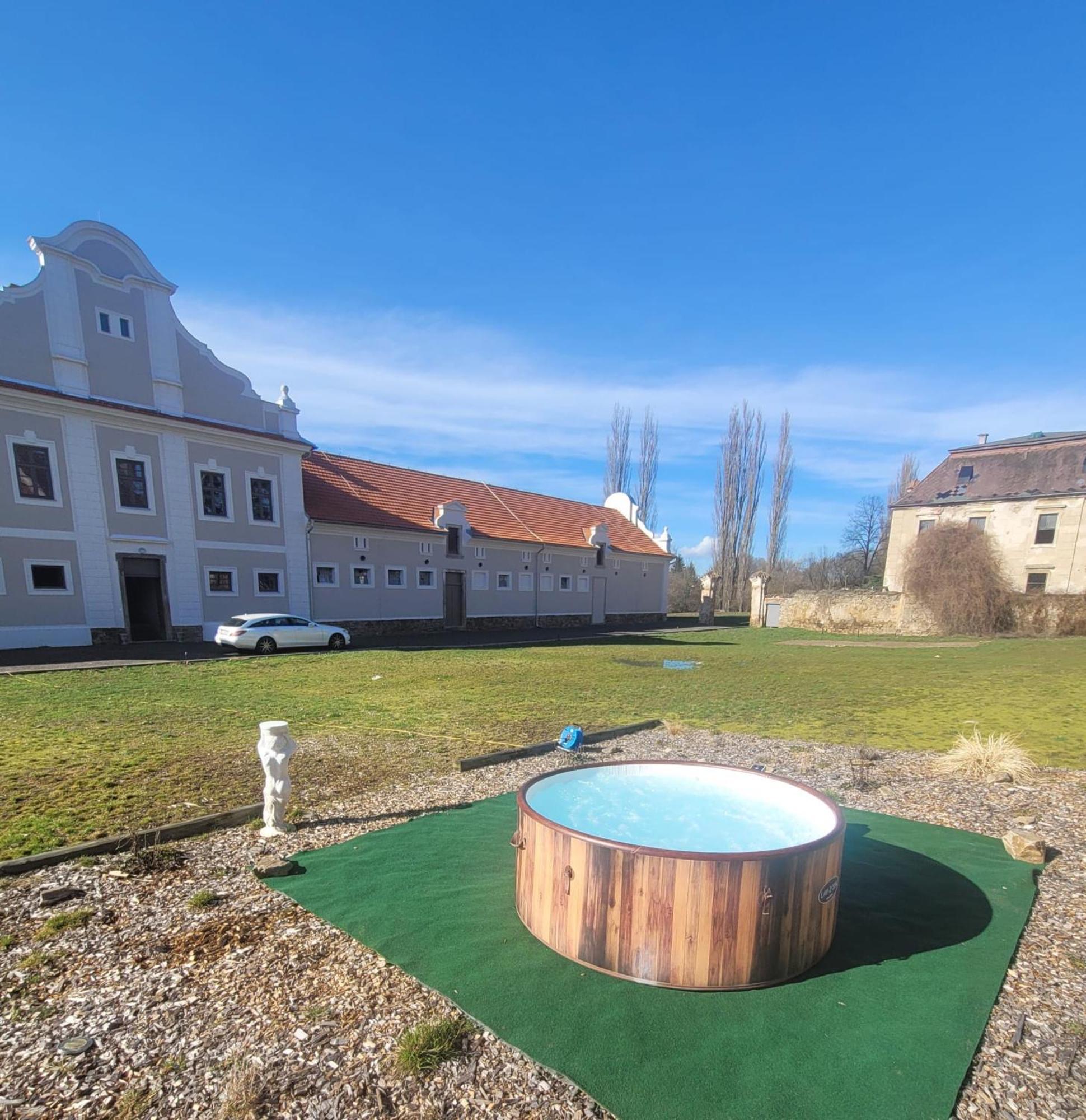 Chateau Moravany - Apartmany, Teepee A Wellness Ronow an der Doubrava Εξωτερικό φωτογραφία