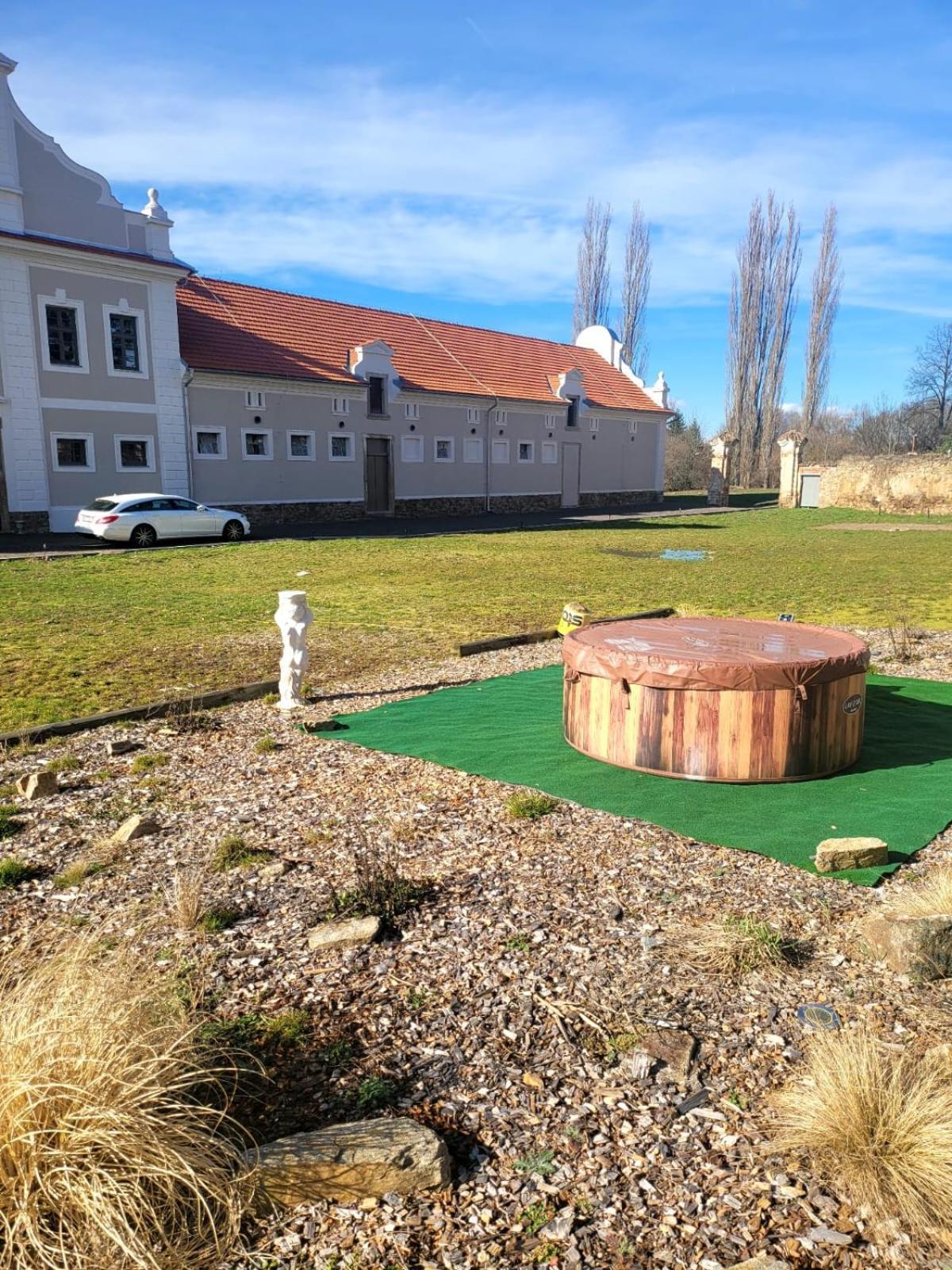 Chateau Moravany - Apartmany, Teepee A Wellness Ronow an der Doubrava Εξωτερικό φωτογραφία