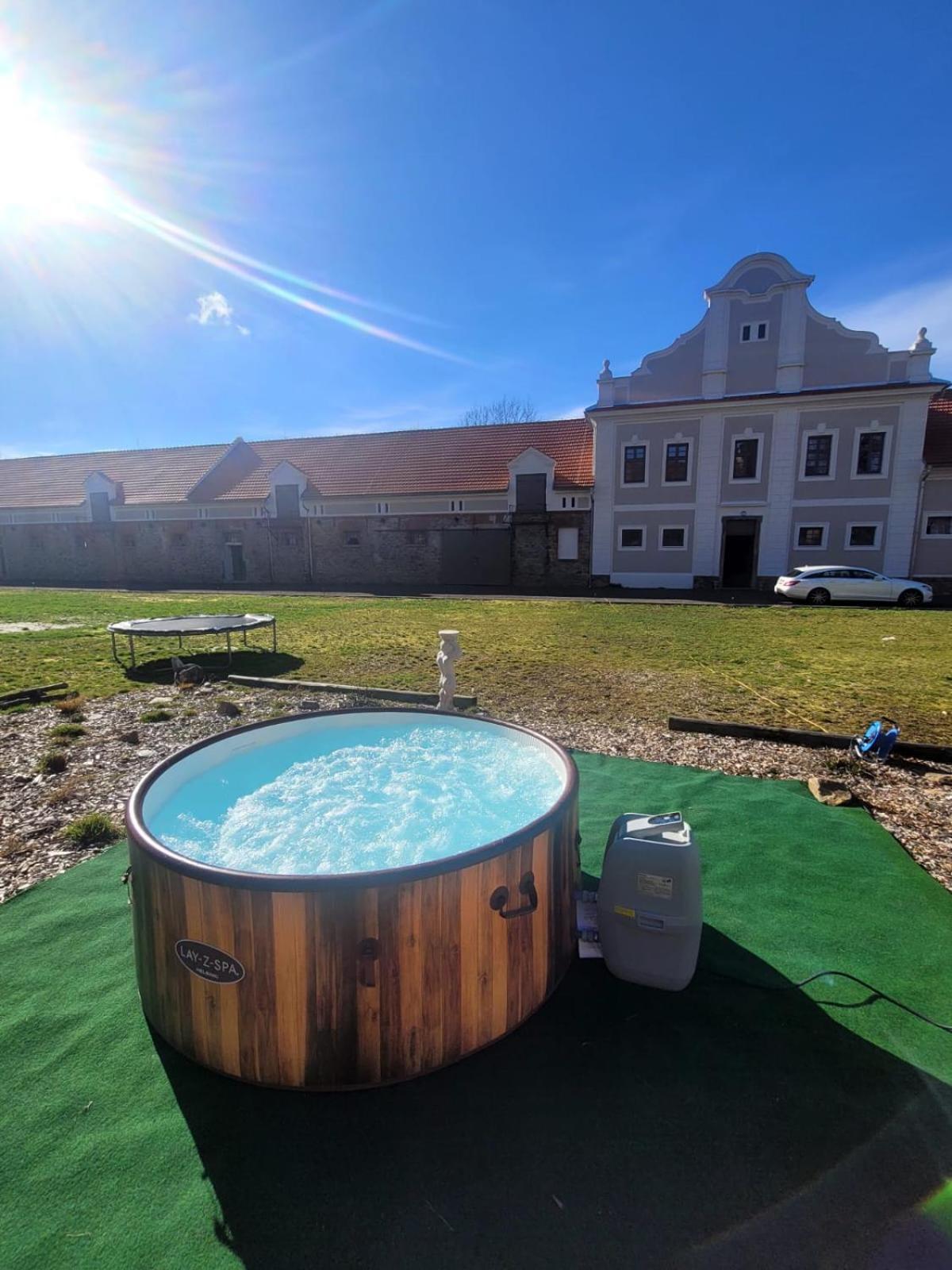 Chateau Moravany - Apartmany, Teepee A Wellness Ronow an der Doubrava Εξωτερικό φωτογραφία